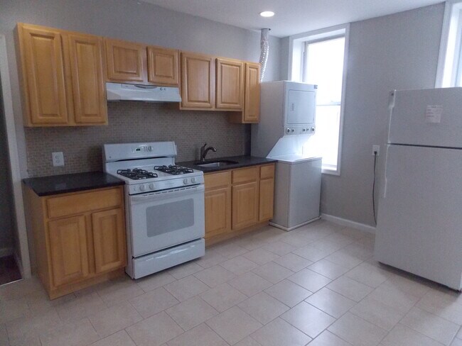 Kitchen - 1001 W Fayette St Apartments Unit 2