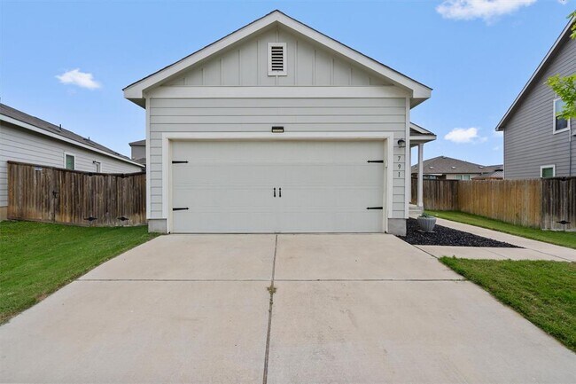 Photo - 791 Circle Wy