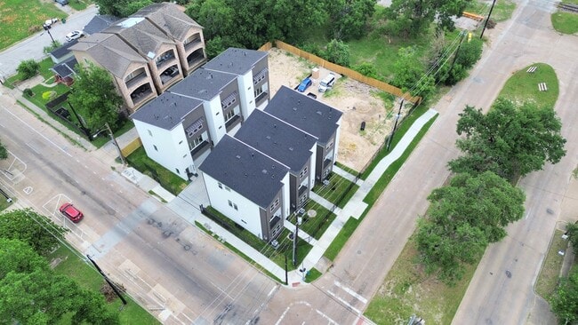 Building Photo - 4802 Elysian St