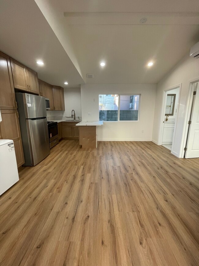 Photo - 1346 W 37th St