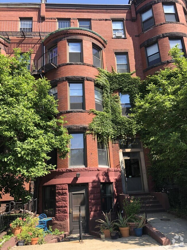 Building Photo - 918 Beacon St Unit 2 Rental