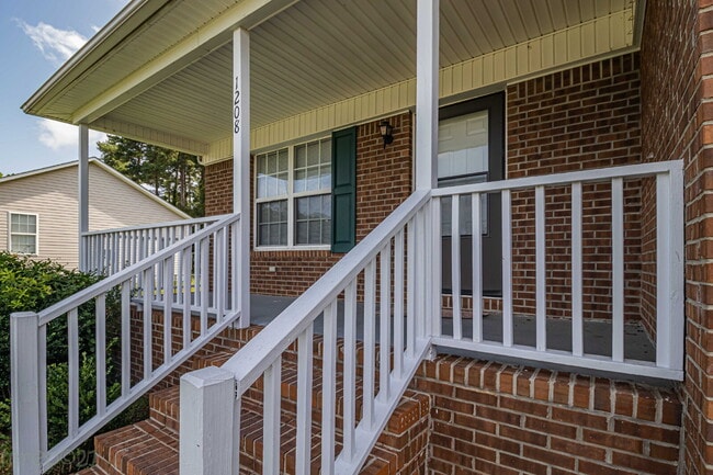 ADORABLE 3 BR, 2BA HOME FOR RENT IN GOLDSBORO *Excellent location less than 5 min from SJAFB*