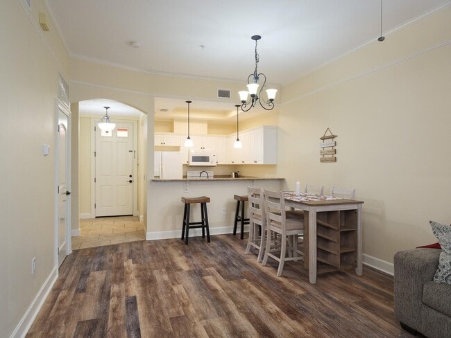 Building Photo - Jackson Square - Remodeled 2 Bedroom, 2 Bathroom Condo