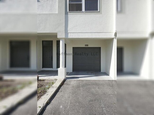 Building Photo - Harbour Island - Resort Style Living in a Gated Community Unit 0