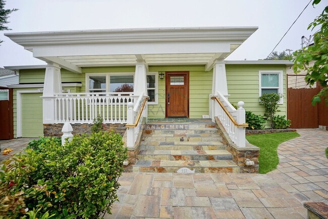 Building Photo - Available Now! 3 Bedroom San Rafael House