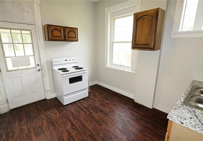 Photo - 5501 Putnam St