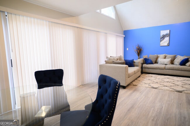 Photo - 390 Stoneridge Way