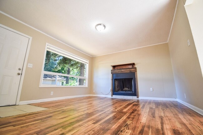 Building Photo - 3 Bedroom 1Bath House, Quiet neighborhood with park across the street