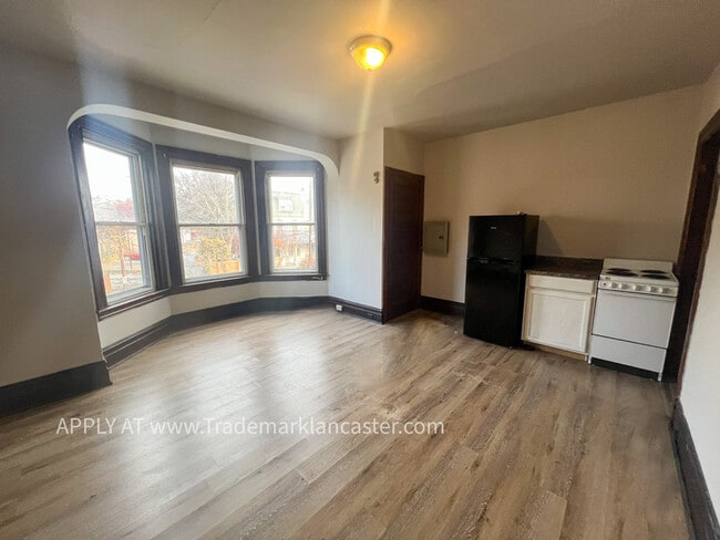 Building Photo - 626 W Lemon St Unit 2F Rental