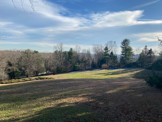 Building Photo - 120 Looking Glass Hill Rd Rental