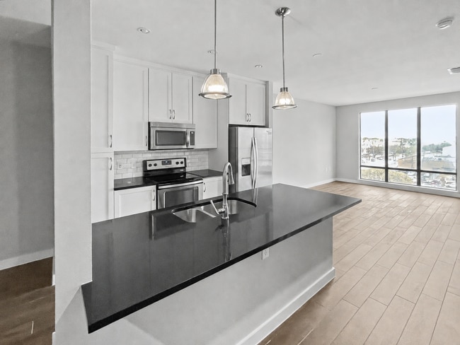 Building Photo - Sun Soaked Penthouse in Dallas