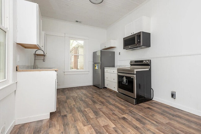 Photo - 408 Dickens Ave