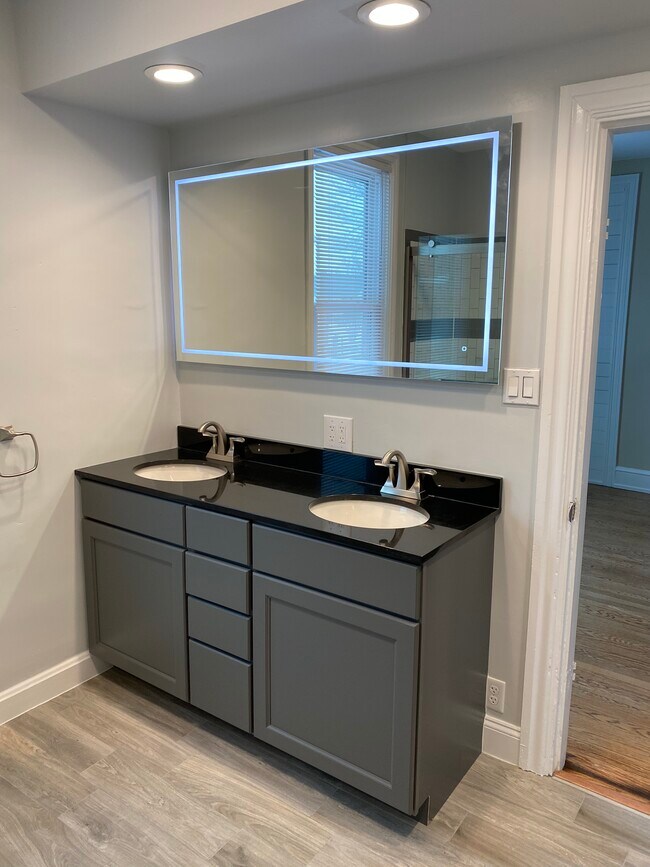Check out the lighted mirror! - 658 N Hanover Street Casa Adosada