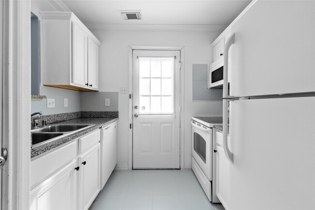 Photo - 9611 Elmview Pl