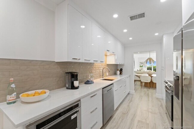 Photo - 2051 NE Ocean Blvd Unidad C13