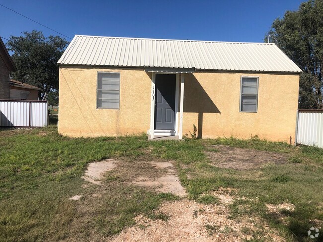 Building Photo - LARGE 1 BEDROOM HOME WITH MANY UPDATES