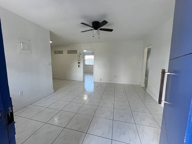 Photo - Samana Building Unit 8