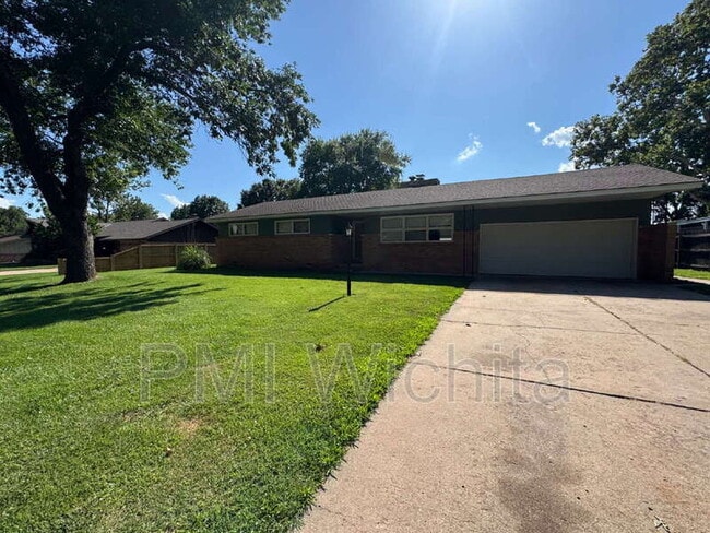945 N Crestline Ave