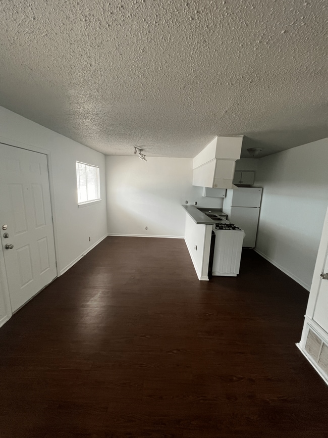 Building Photo - Great one bedroom in Hyde Park! Unit 102