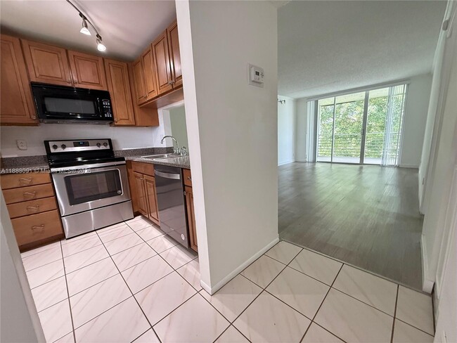 Building Photo - 9235 Lagoon Pl Unit 408