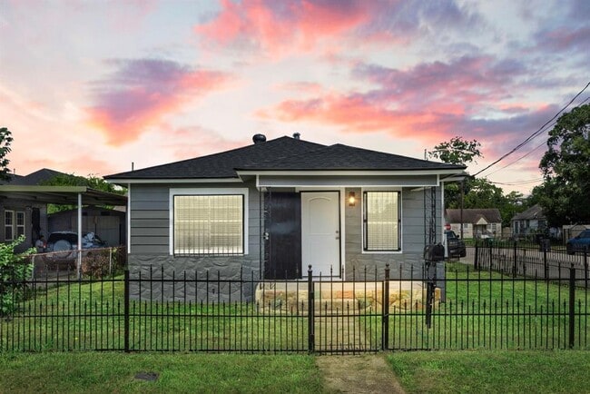 Building Photo - 5519 Chapman St Rental