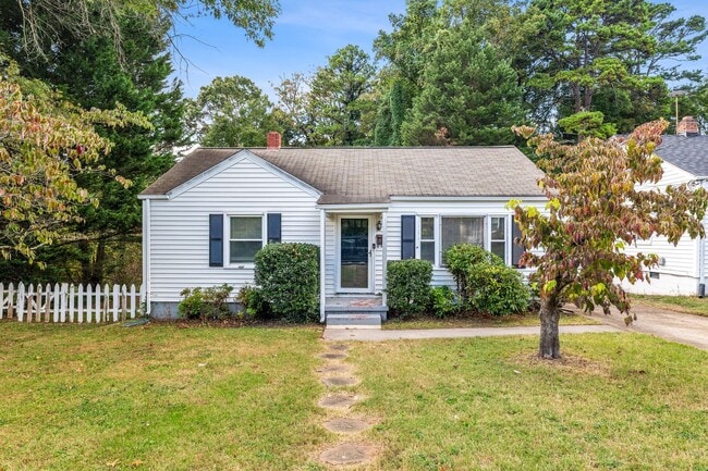 Building Photo - Updated Home- Near State Street! LR, DR, J...