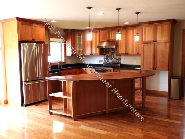 Photo - 5 Bedroom 2-1/2 Bath House for Rent
