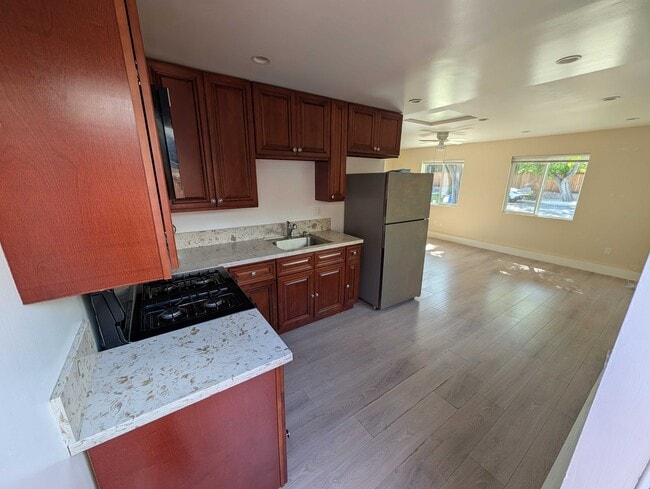 Cocina abierta al salón con luz natural. - 6534 Peterson Ave