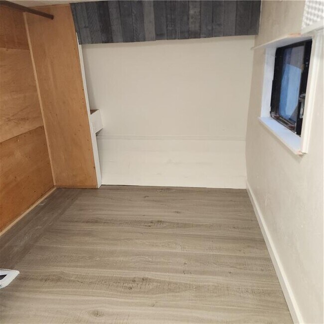 Photo - 215 Harwell Rd NW