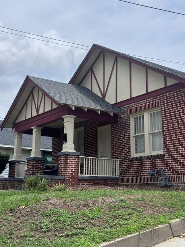 Building Photo - 209 S Summit St
