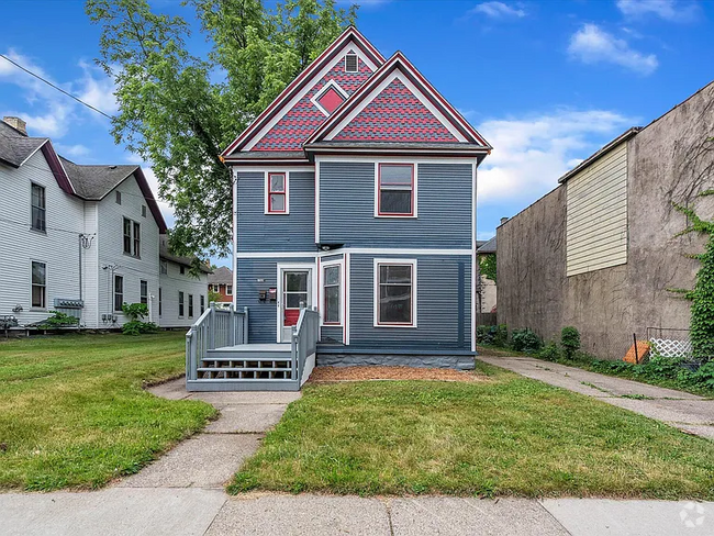 Building Photo - 1560 Wealthy St SE Rental