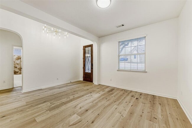 Photo - 5013 Pyrenees Pass