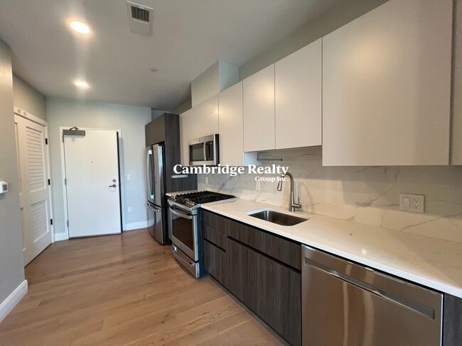 Building Photo - 10 Central St Unit T