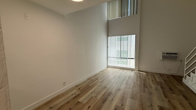 Photo - 7044 Hawthorn Ave