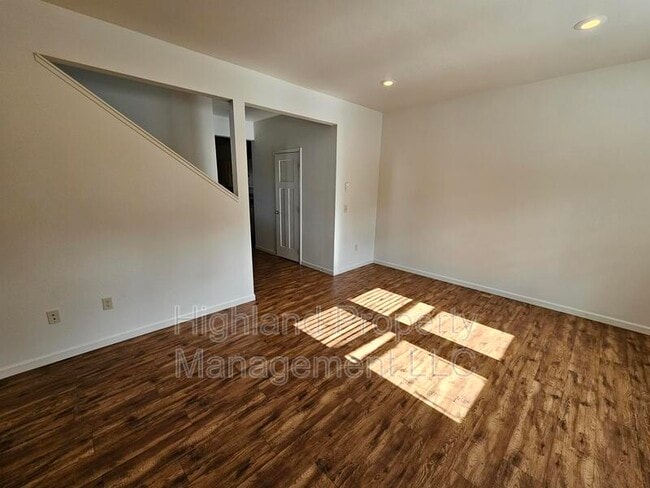 Photo - 552 NE Stadium Way