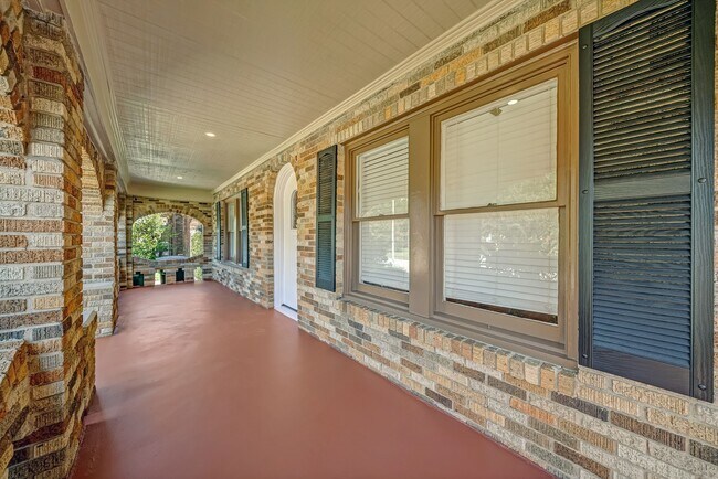 Photo - 1918 Wentworth St