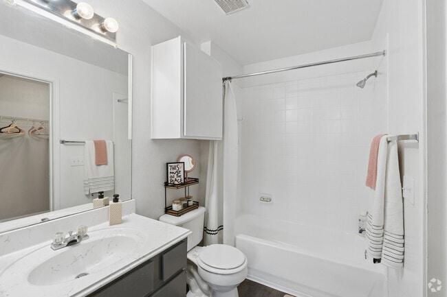 2BR, 2BA - 901SF - Primary Bathroom
