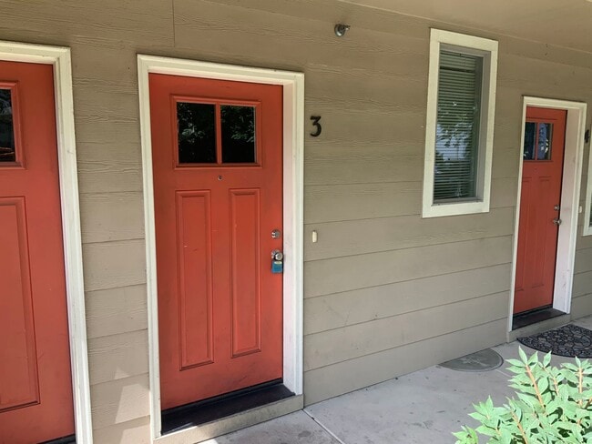 Photo - Move In Special!!  Close to Campus on 14th... Unit 585 E 14th Ave #3