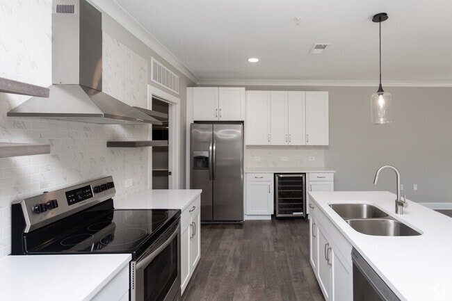 1BR, 1.5BA - 950 SF - The Railyard at Midtown