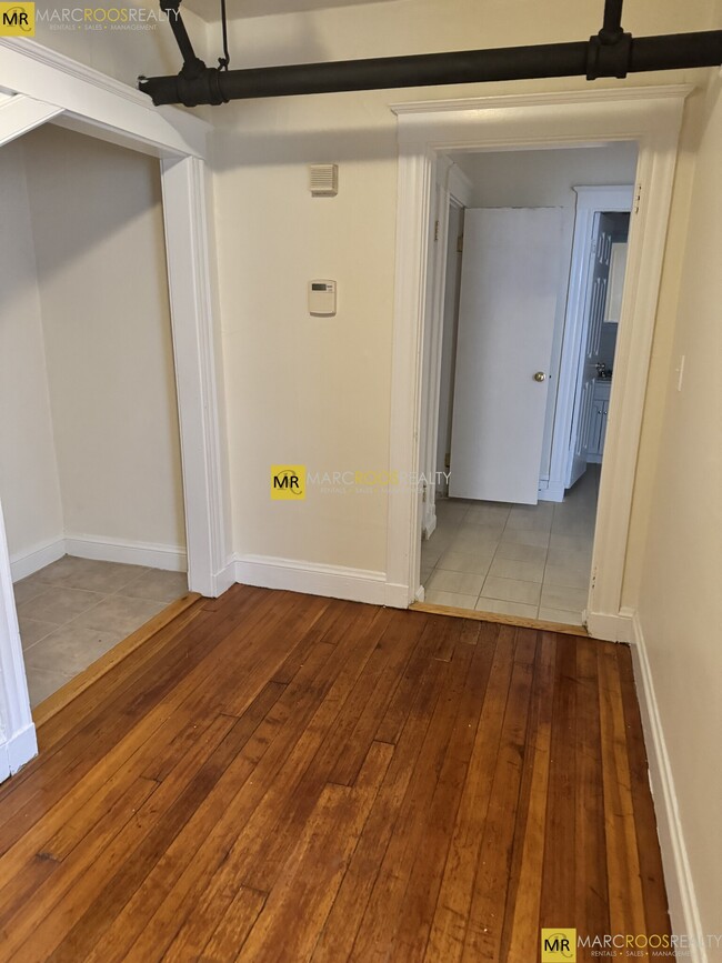 Building Photo - 9 Barrows St Unit B Rental