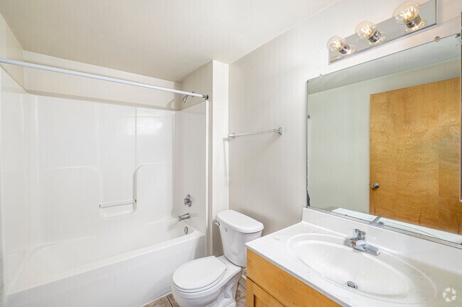 2BR, 1BA - 900SF - Second Bathroom