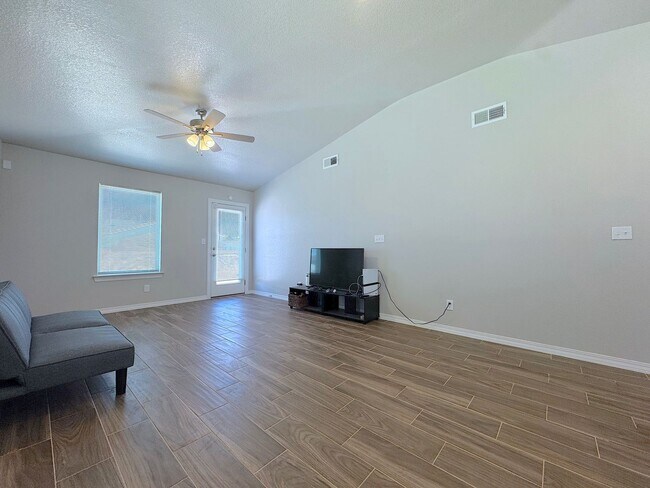 Photo - East El Paso 3 bed 2 Bath Refrig A/C!