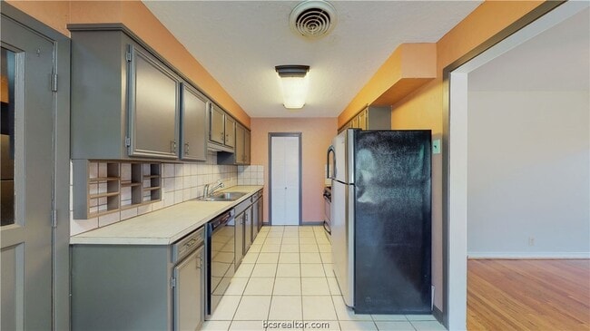 Photo - 2104 Elmwood Dr