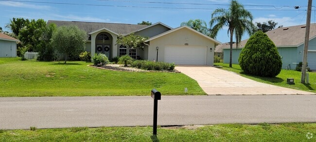 Building Photo - 704 SW 11th Pl Rental