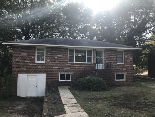 **AVAILABLE NOW**Nice 4 Bedroom / 1 Bathro... - **AVAILABLE NOW**Nice 4 Bedroom / 1 Bathro... Casa