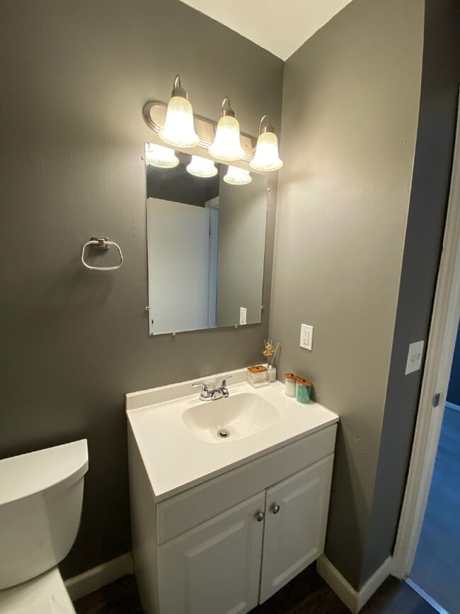 Photo - "Charming & Convenient Living: Spacious 2-Bedroom Duplex with 1.5 Baths on Schuetzen Ln, Davenport"