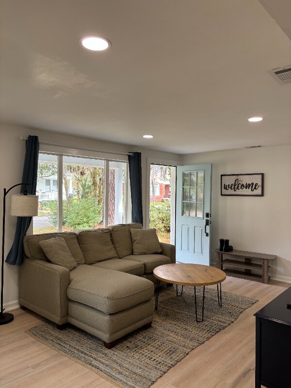 Photo - 637 E 35th St