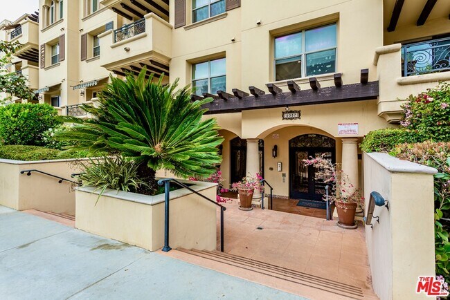 Photo - 5037 Rosewood Ave