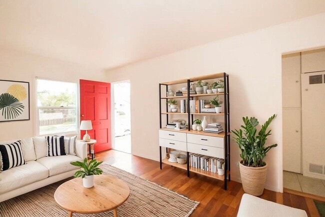 Photo - Charming 2 bed /1 Bath Duplex in Pacific Beach 8 Blocks From the Ocean! Unit 1475