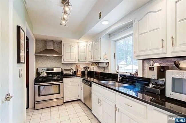 Photo - 112 Tenafly Rd